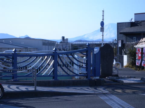 南湖左富士之碑と富士山の写真